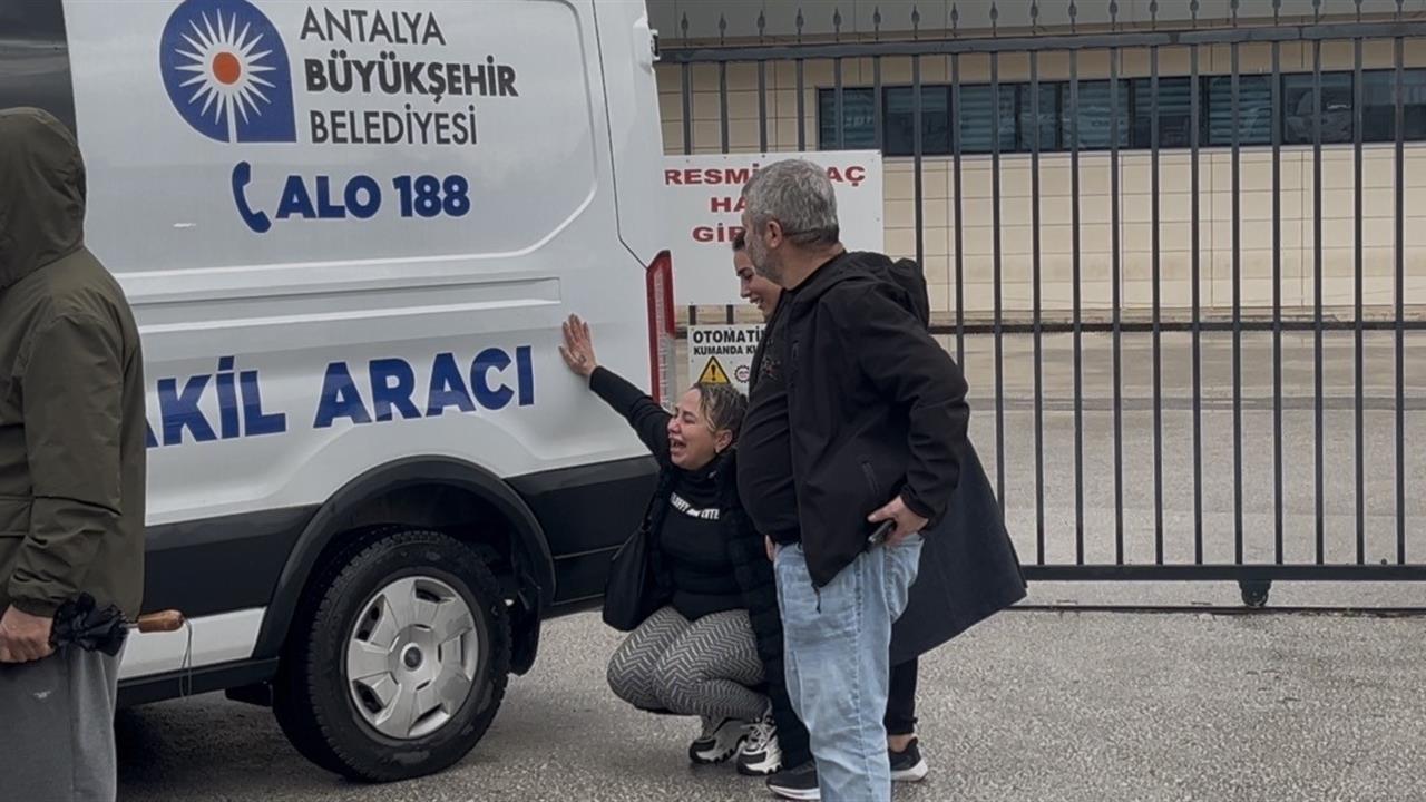 Antalya'da Düşen Araçtaki Kadının Cenazesi Ailesine Teslim Edildi