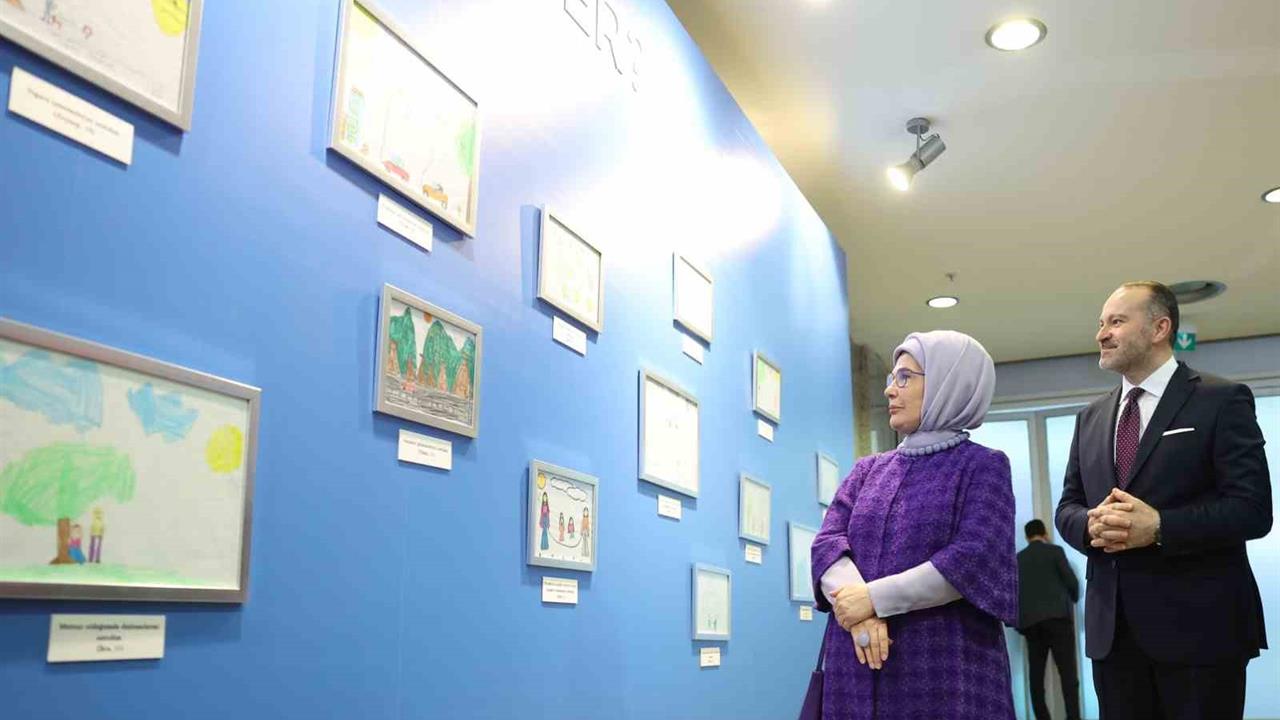 Emine Erdoğan, İstanbul'da gerçekleştirilen TRT Uluslararası Çocuk Medyası Zirvesi'ne katıldı.