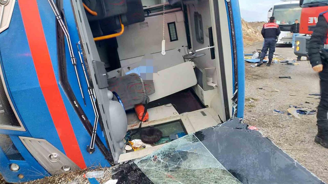 Sivas Zara'da Cezaevi Nakil Aracının Devrilmesi Sonucu 7 Jandarma ve 2 Adalet Bakanlığı Personeli Yaralandı