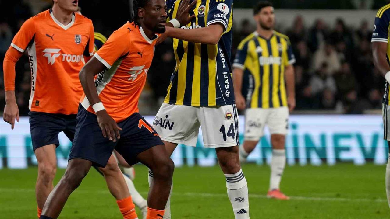İstanbul Başakşehir'de RAMS Başakşehir ve Fenerbahçe'nin Maçında İlk Yarı 0-0 Bitti