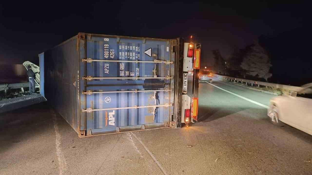 Hatay İskenderun ve Payas ilçelerinde Fırtına Nedeniyle Tırlar Devrildi