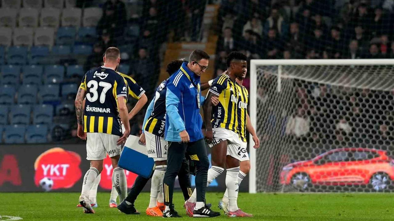 İstanbul'da Fenerbahçe'nin Futbolcusu Nelson Semedo, Başakşehir Maçında Oyundan Çıktı