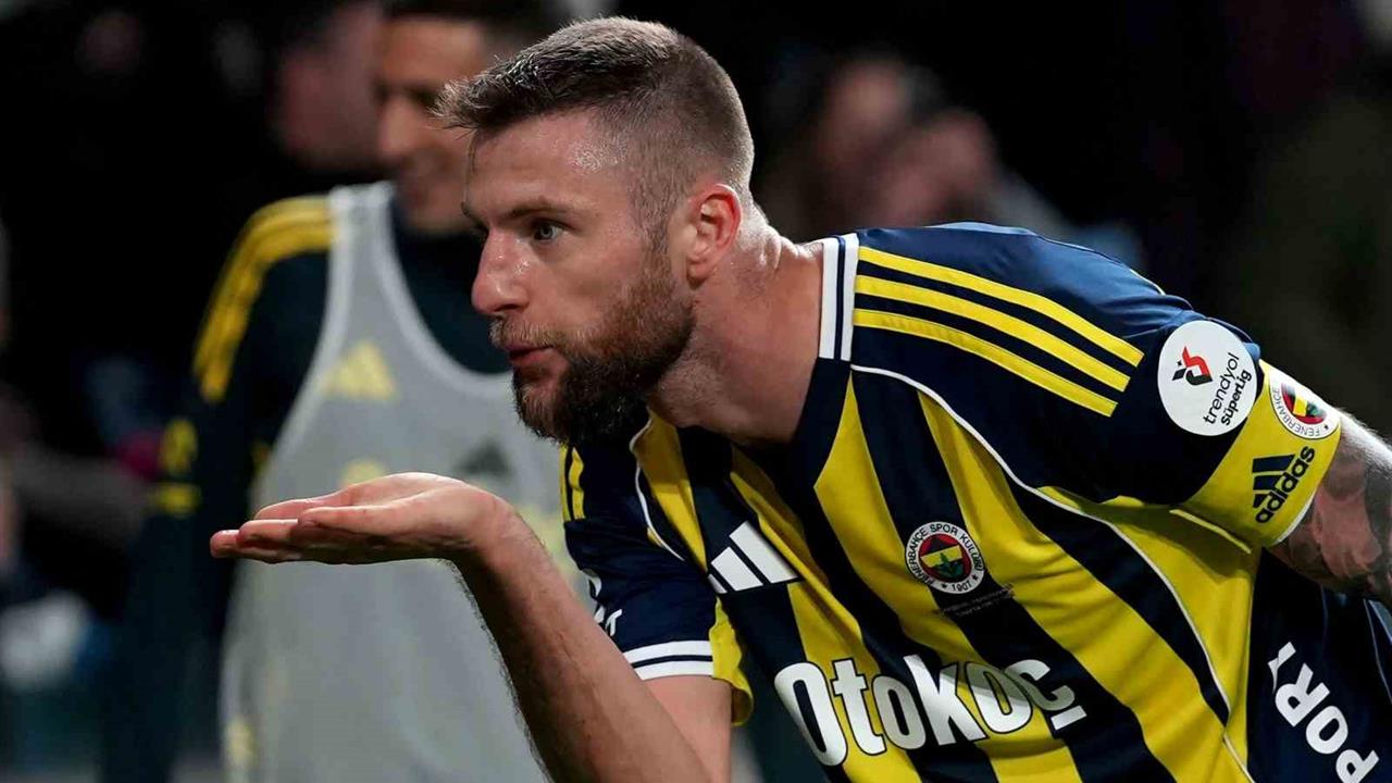 İstanbul'da Fenerbahçe'nin Başakşehir ile oynadığı maçta Milan Skriniar 2. golünü attı.