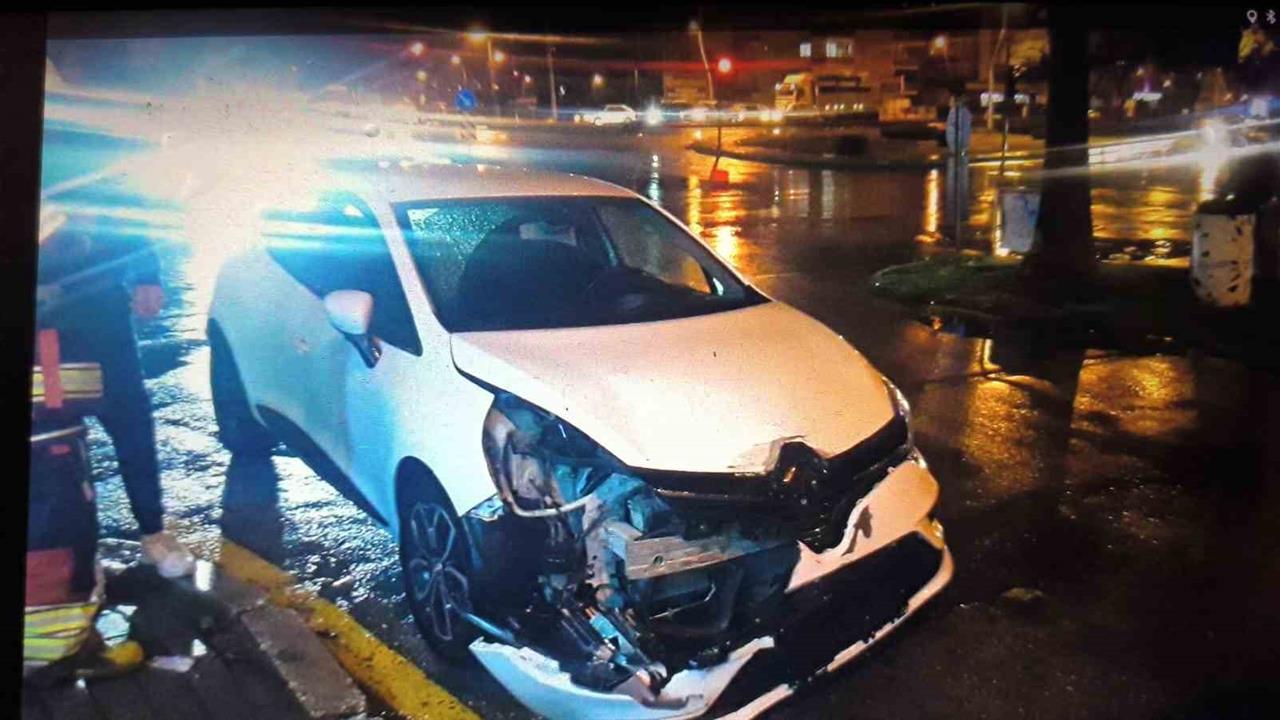 Mersin Tarsus'ta İki Otomobilin Çarpışması Sonucu 2 Kişi Yaralandı