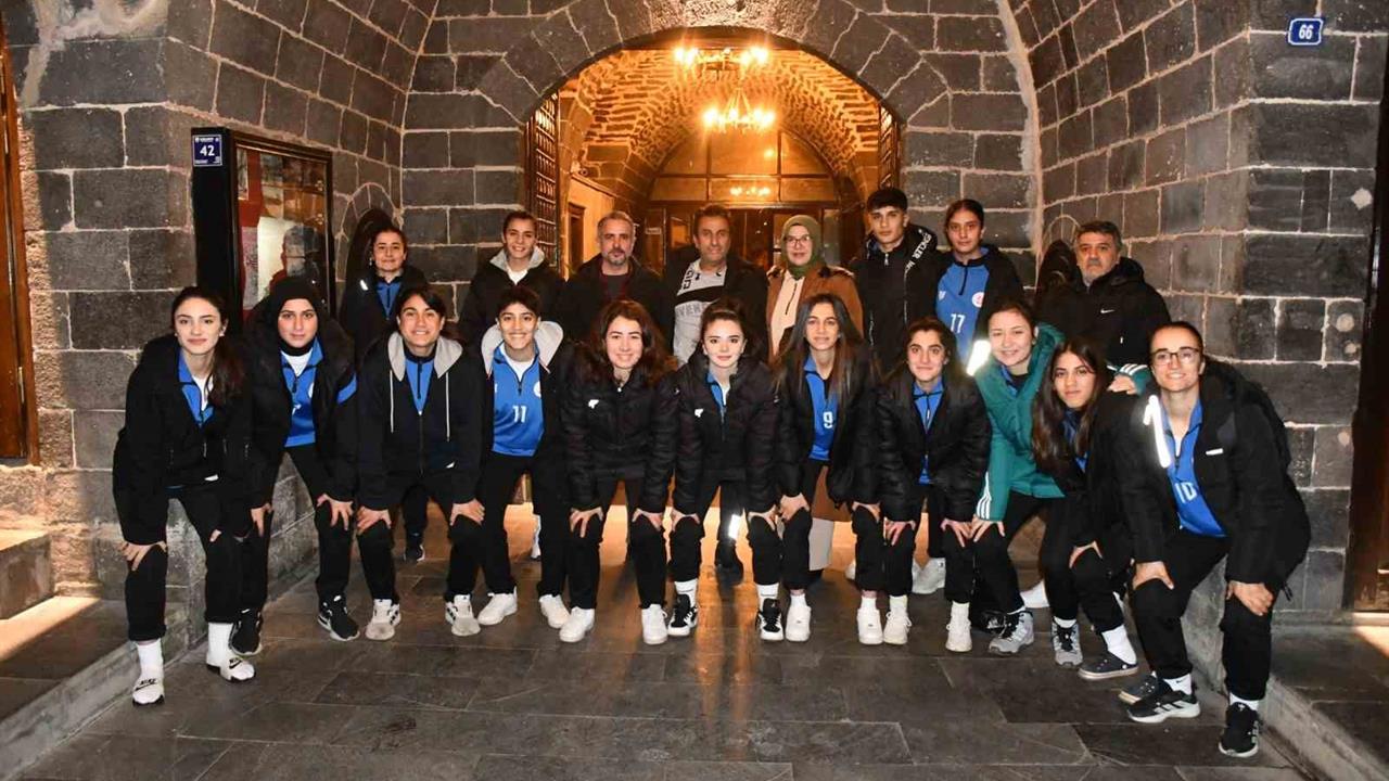 Siverek'te Ağrı Kadın Futbol Takımının Konaklama Masrafları Üstlenildi