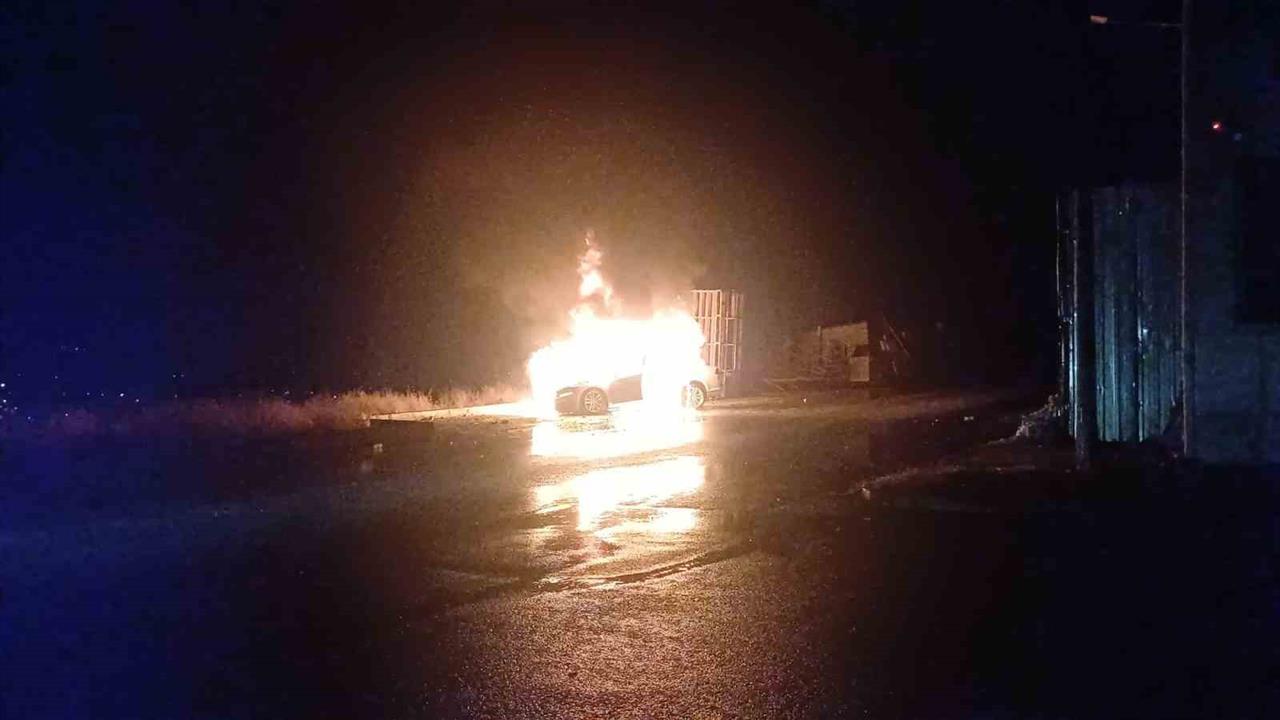 Çorum Merkez'de Park Halindeki Araçta Yangın Çıktı, Maddi Hasar Oluştu