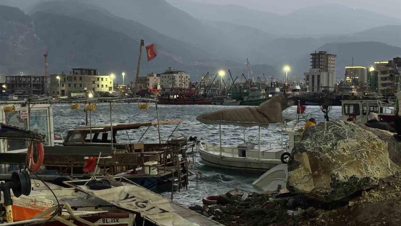 Hatay İskenderun'da Fırtına Nedeniyle 5 Tekne ve 1 Yat Alabora Oldu