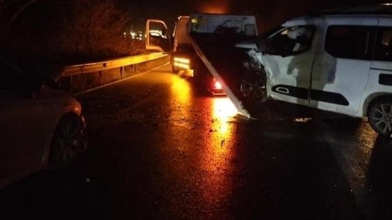 Beykoz'da Gece Saatlerinde İki Otomobilin Çarpışması Sonucu 7 Kişi Yaralandı