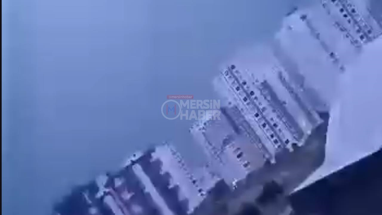 Yıldırım, Geceyi Gün Işığı Gibi Aydınlattı: Mersin'i Gece 02.55'te Aydınlatan Yıldırım Kameralara Yansıdı!