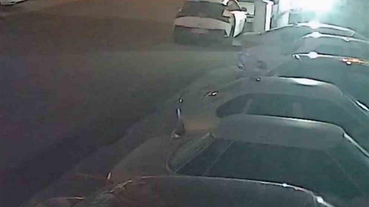 Hatay İskenderun'da Kuvvetli Fırtına Nedeniyle Çöp Konteyneri İki Aracın Arasına Girdi