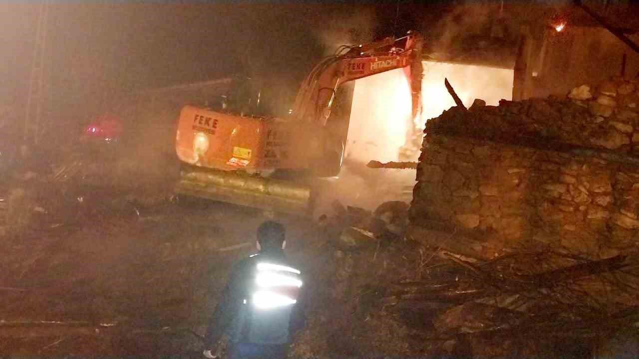 Adana Feke'de Dumanlar Arasında Kalan Evde Yangın Sebebiyle Büyük Hasar Oluştu