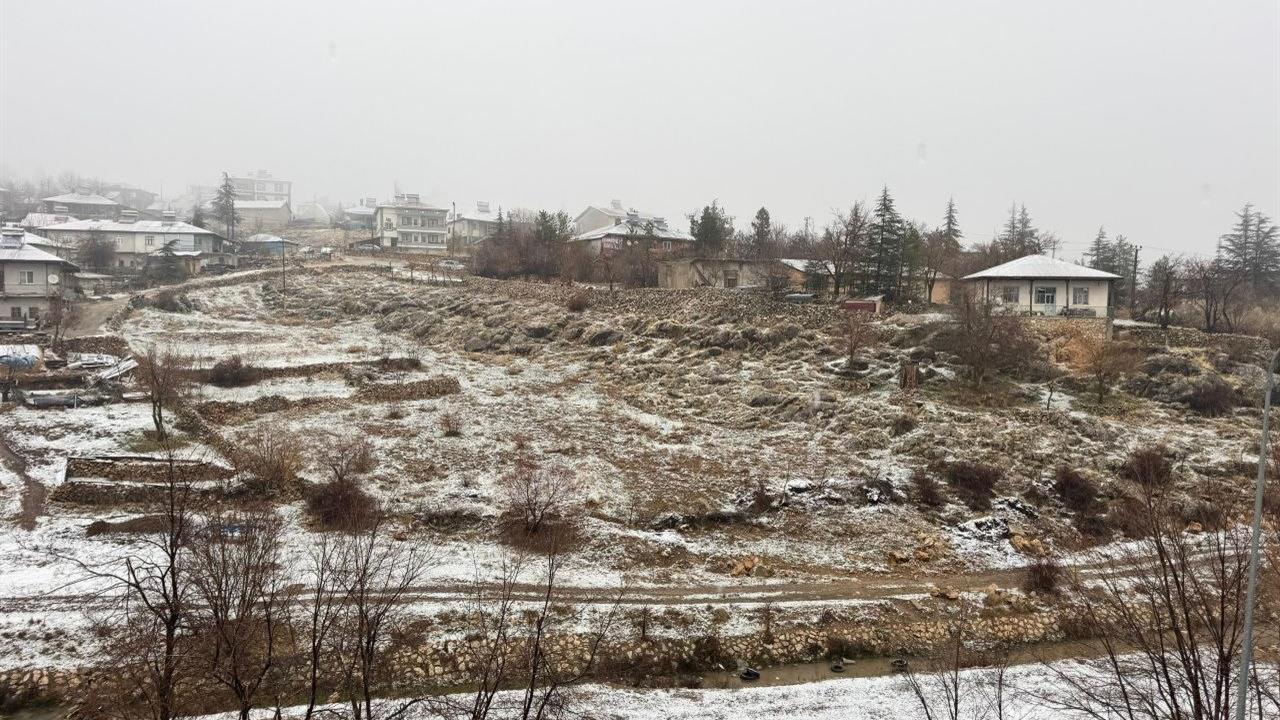 Adana Tufanbeyli, Saimbeyli ve Feke'de Kar Yağışı Etkili Oldu