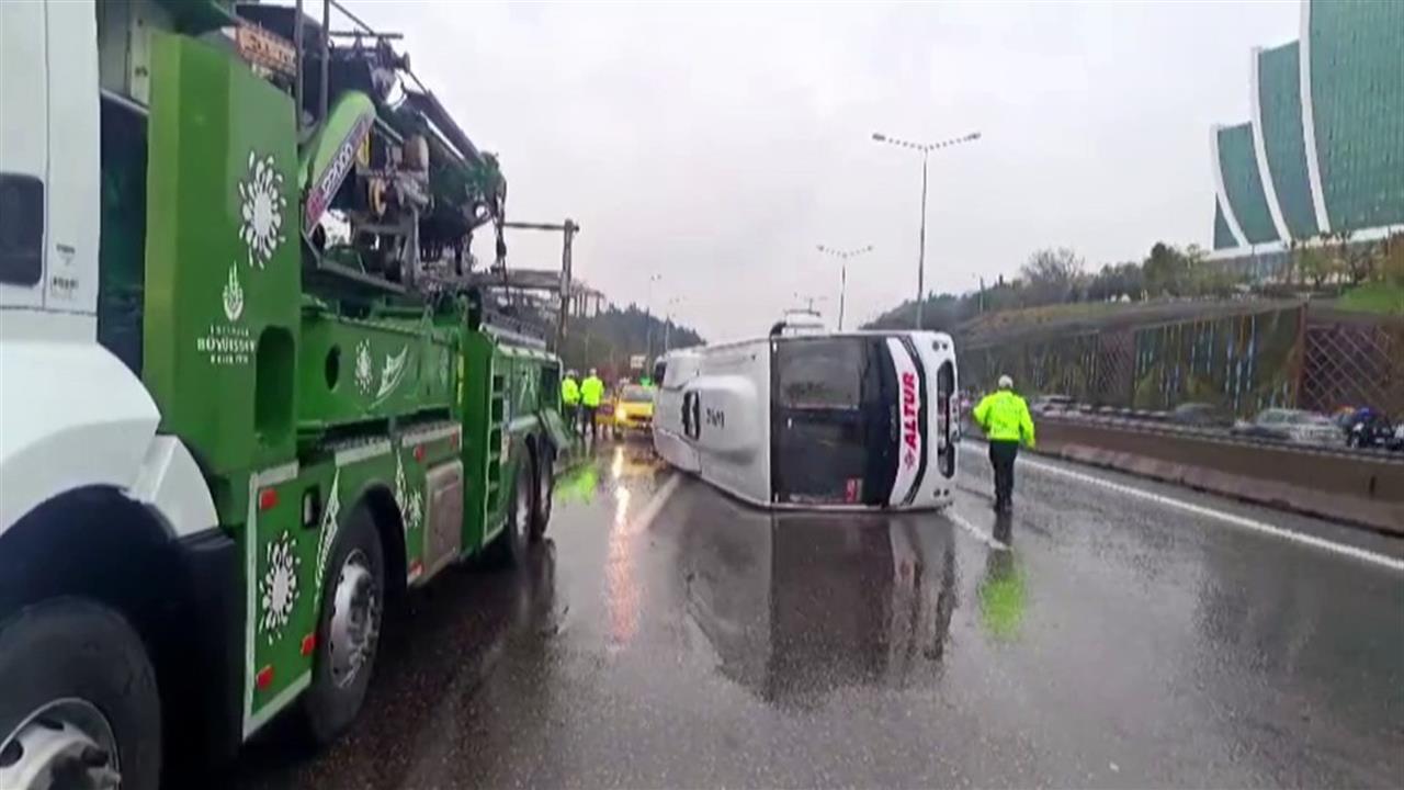 Maltepe'de Yağmur Sonrası Servis Minibüsü Devrildi, 5 Kişi Yaralandı