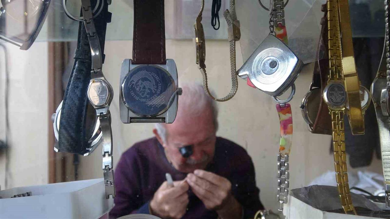 Gaziantep’te 76 yaşındaki saat ustası Hayri Çalışkan, 61 yıldır saat tamirciliği yapıyor.