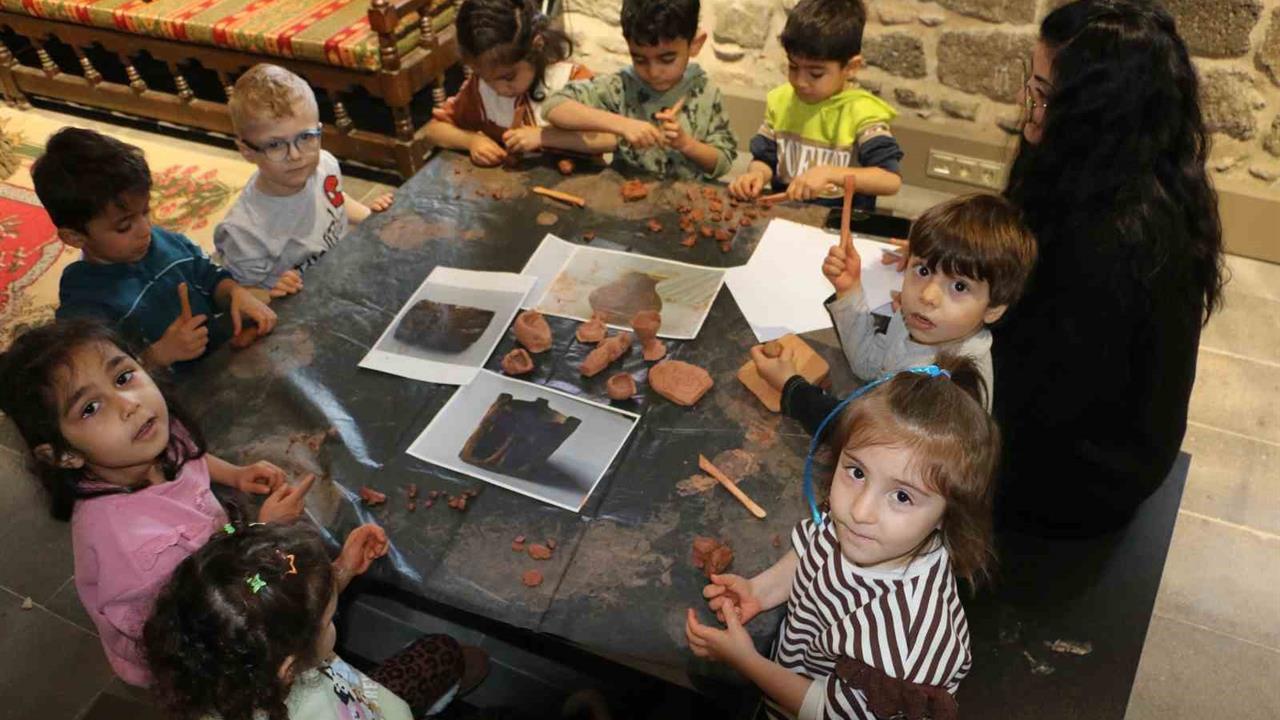 Diyarbakır Sur'da İçkale Müzesi'nde Kurulan Atölyede Çocuklar Eserlerini Sergiliyor
