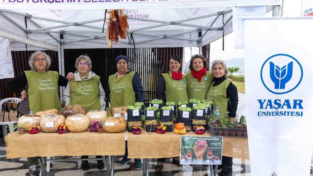 İzmir Alsancak'ta Gönüllüler İyilik Etkinliği Düzenledi