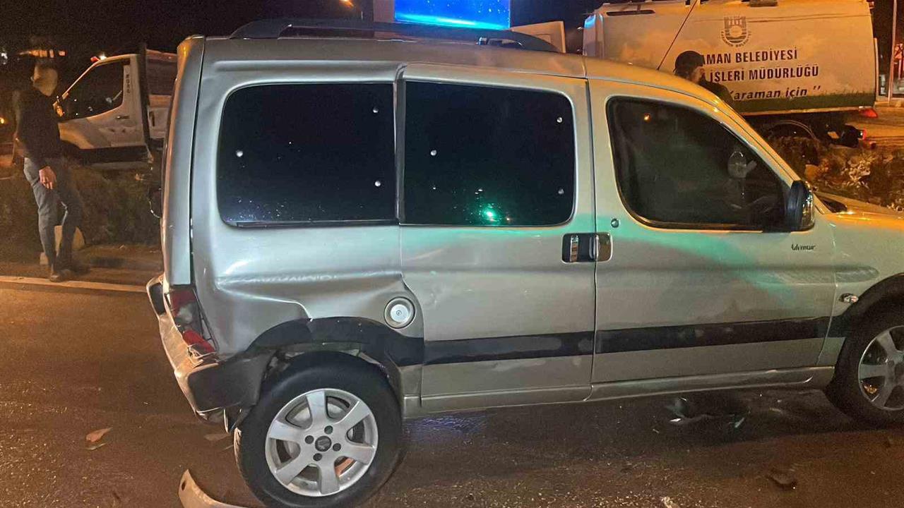 Karaman'da Işıkta Bekleyen Araçlara Çarpan Otomobilde 2 Yaralı