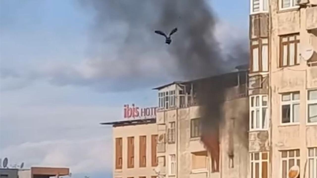 Adana Seyhan'da Yangın Çıkan Apartmanın 6. Katında Maddi Hasar Oluştu