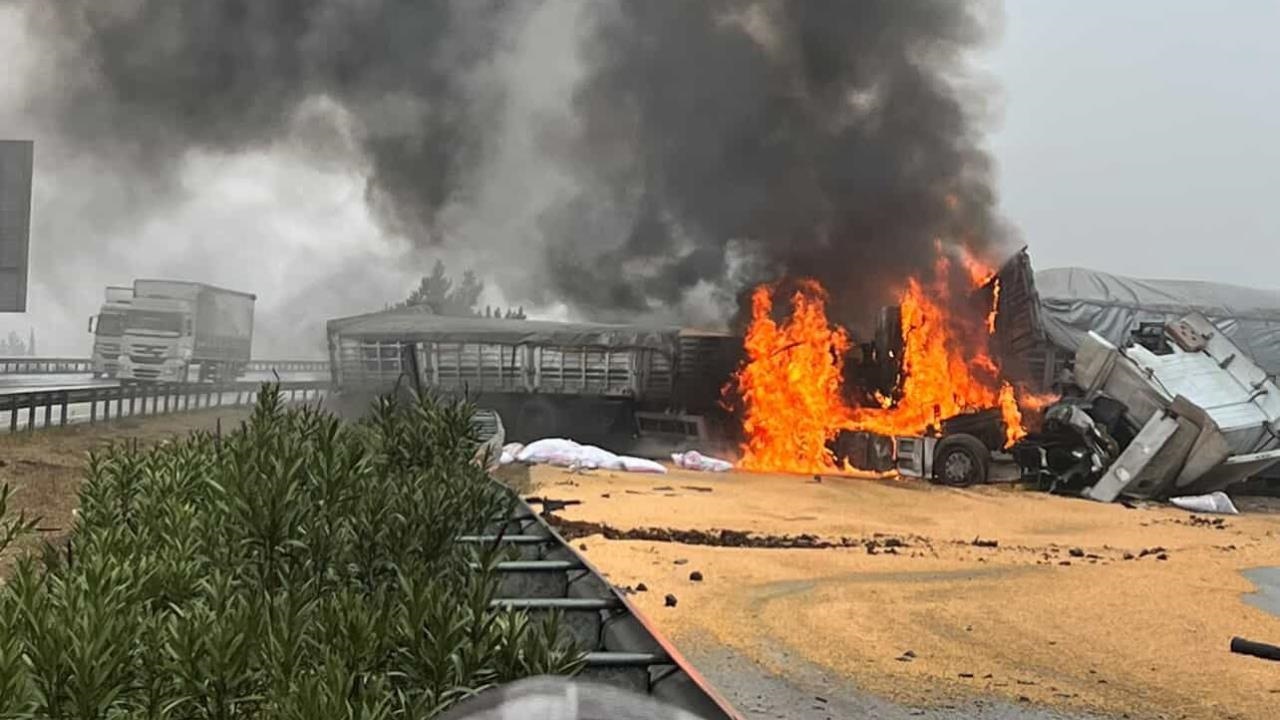 Tag Otoyolu Nurdağı Yakınında TIR Alev Aldı! Yol Kapandı, Trafik Durdu