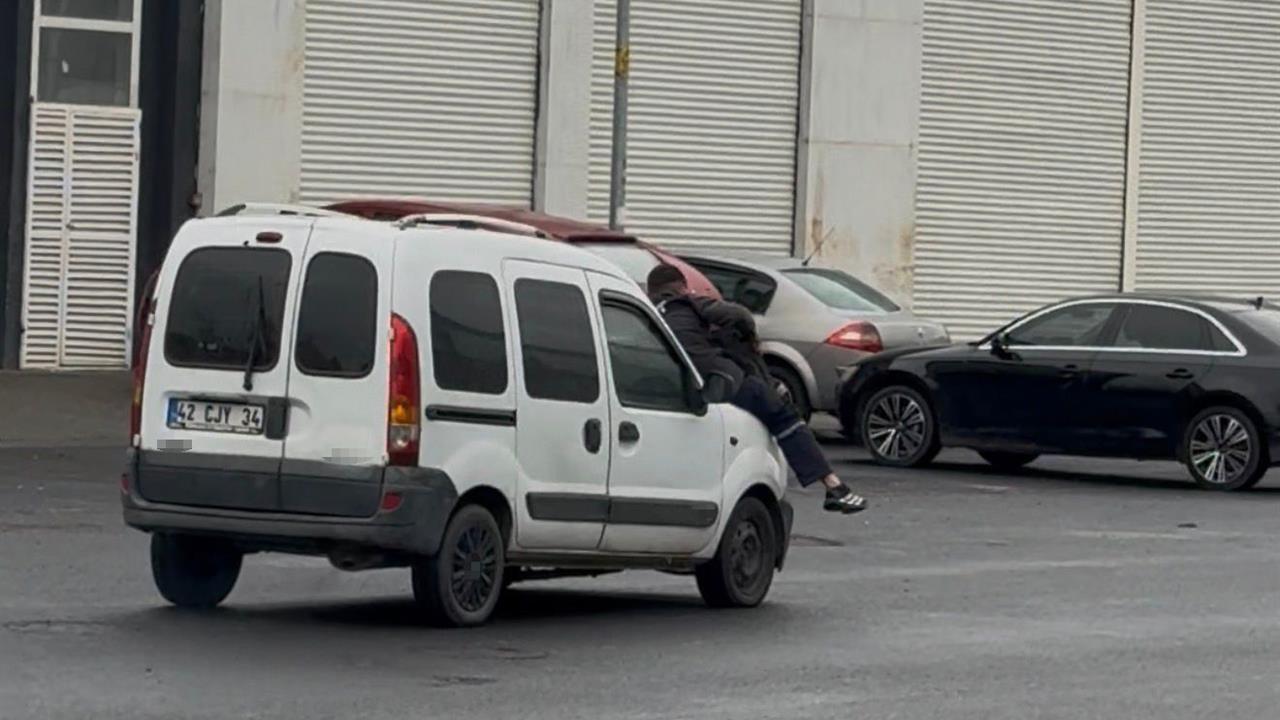 Diyarbakır Kayapınar'da Usta, Otomobilin Kaputuna Oturarak Sorunu Çözmeye Çalıştı