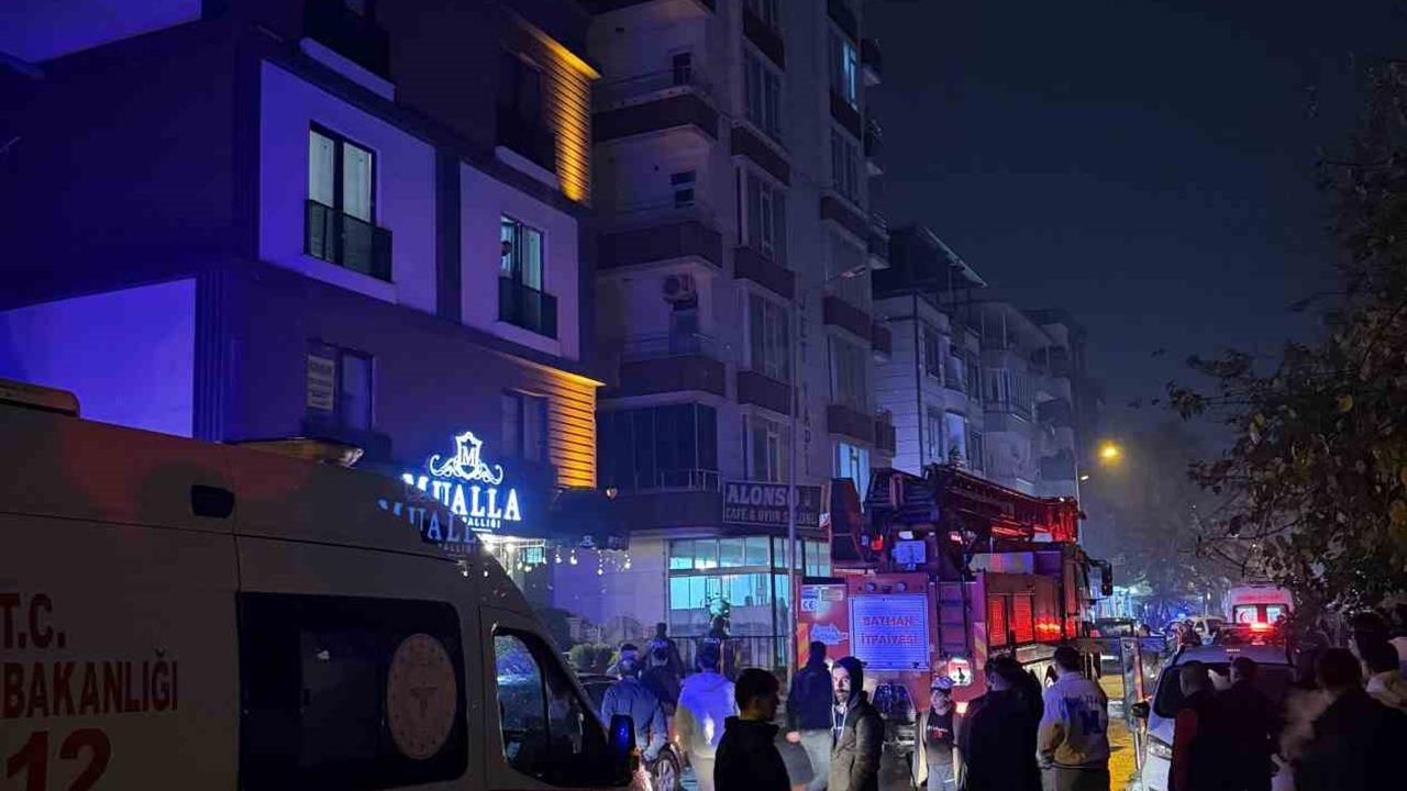 Batman Merkez GAP Mahallesi'nde Cinnet Geçiren Şahıs Eşyalarını Sokağa Attı