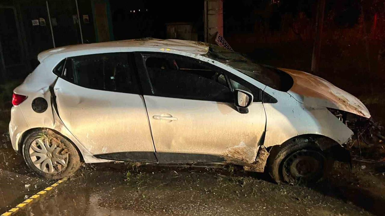 Sakarya Kaynarca'da Takla Atan Otomobilde Sıkışan Sürücü Hastaneye Kaldırıldı