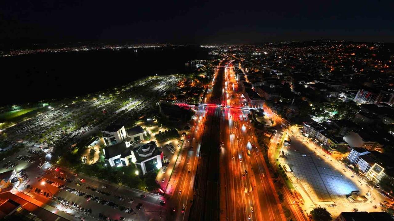 Kocaeli Büyükşehir Belediyesi Tarafından Işıklandırılan Alanlar Göz Alıyor