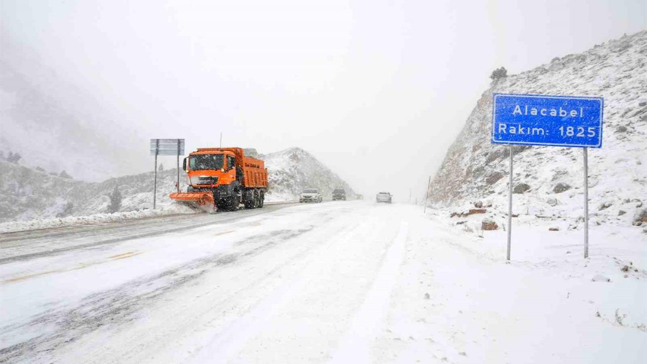Antalya Akseki'de Kar Yağışı Aralıklarla Sürüyor, Trafik Güvenliği Sağlanıyor