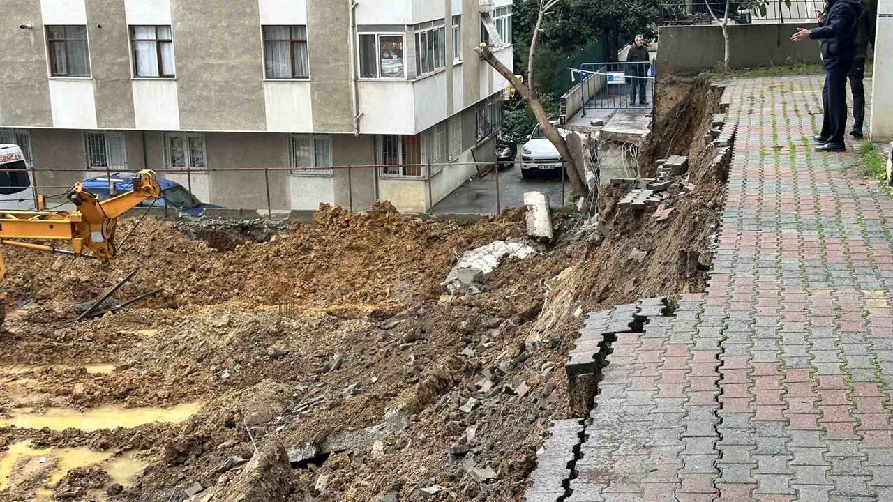 Kadıköy'de Yağışlar Nedeniyle İstinat Duvarı Çöktü, Kimse Yaralanmadı