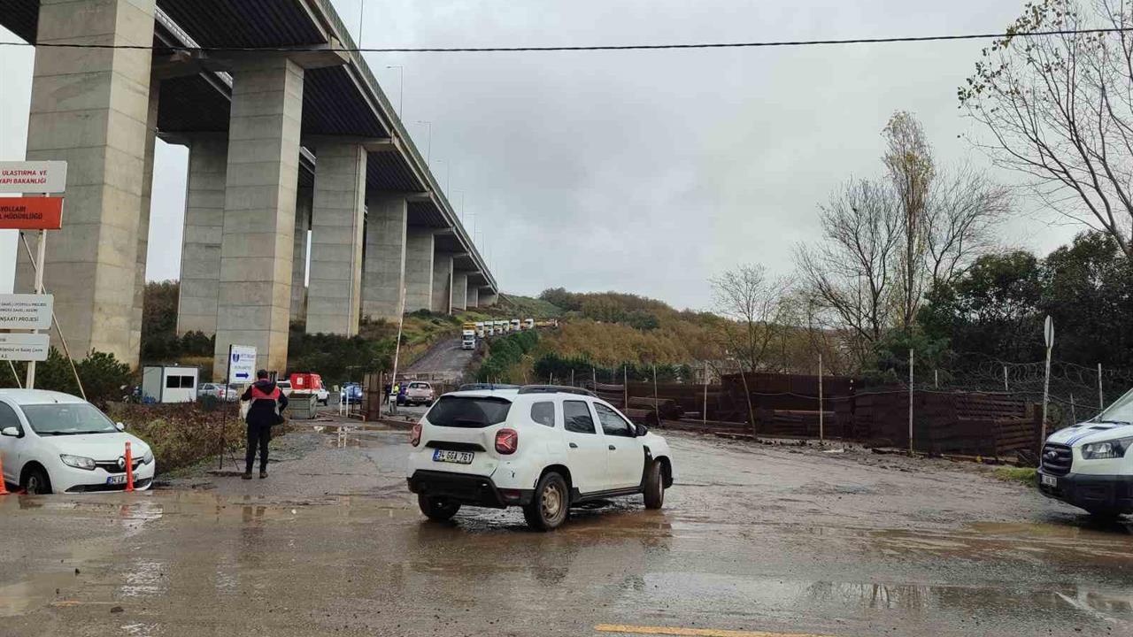 Sarıyer Kilyos Tüneli İnşaatında Yaşanan Çökmeyle Bir Araç Dereye Düştü