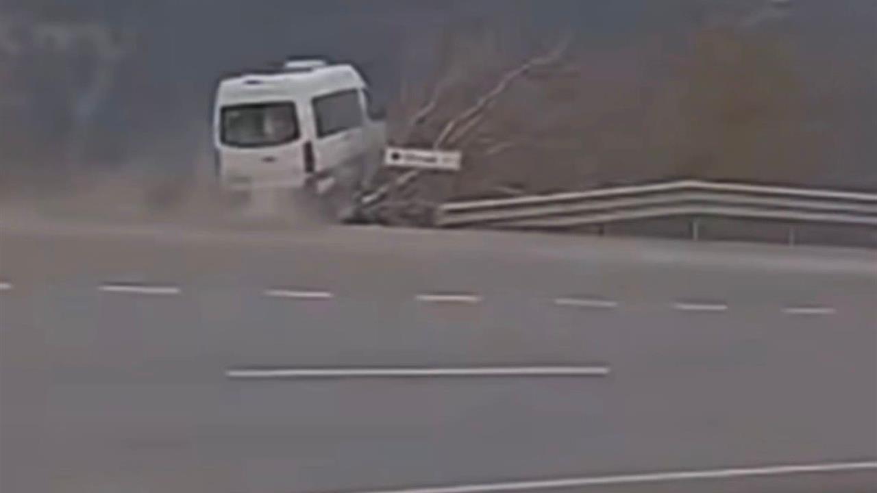 Gaziantep Nurdağı'nda Tarım İşçilerini Taşıyan Minibüs Şarampole Uçtu