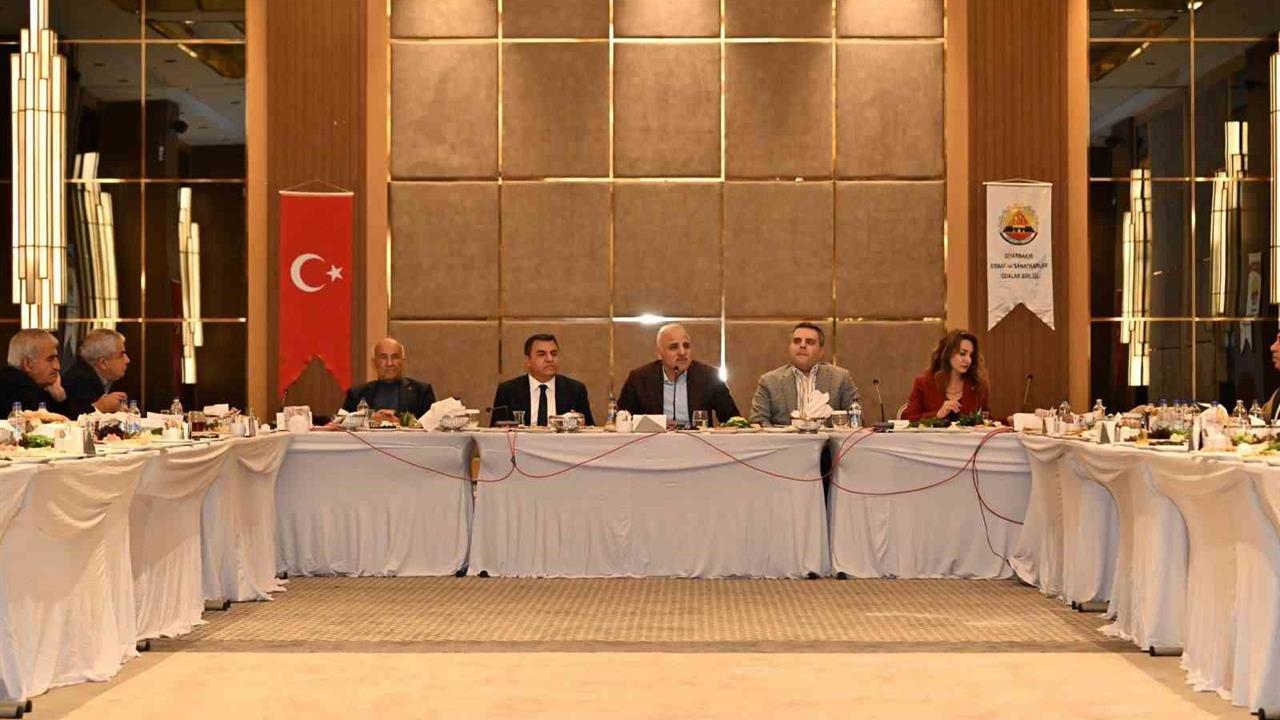 Diyarbakır'da Vali Zorluoğlu, Esnaf ve Sanatkarlar Odası ile Toplantı Yaptı