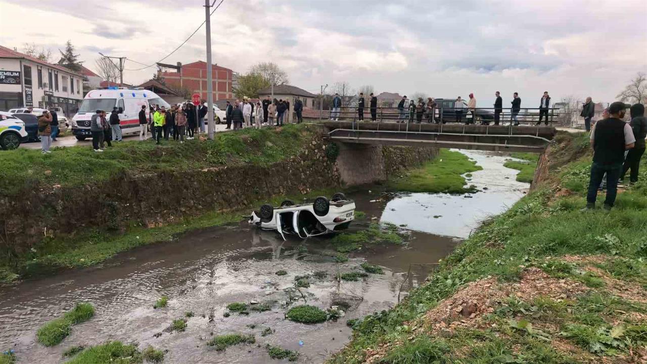 Bursa İnegöl'de Kontrolden Çıkan Otomobil Dere Yatağına Uçtu, 3 Yaralı