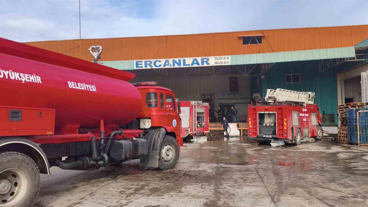 Antalya Kepez'de Soğuk Hava Deposunda Meydana Gelen Yangında Paniğe Neden Oldu