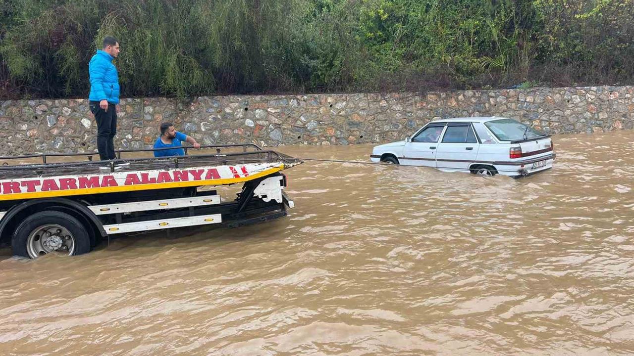 Alanya'da Yaşanan Sağanak Yağış Sonucu D 400 Karayolunda Araçlar Mahsur Kaldı