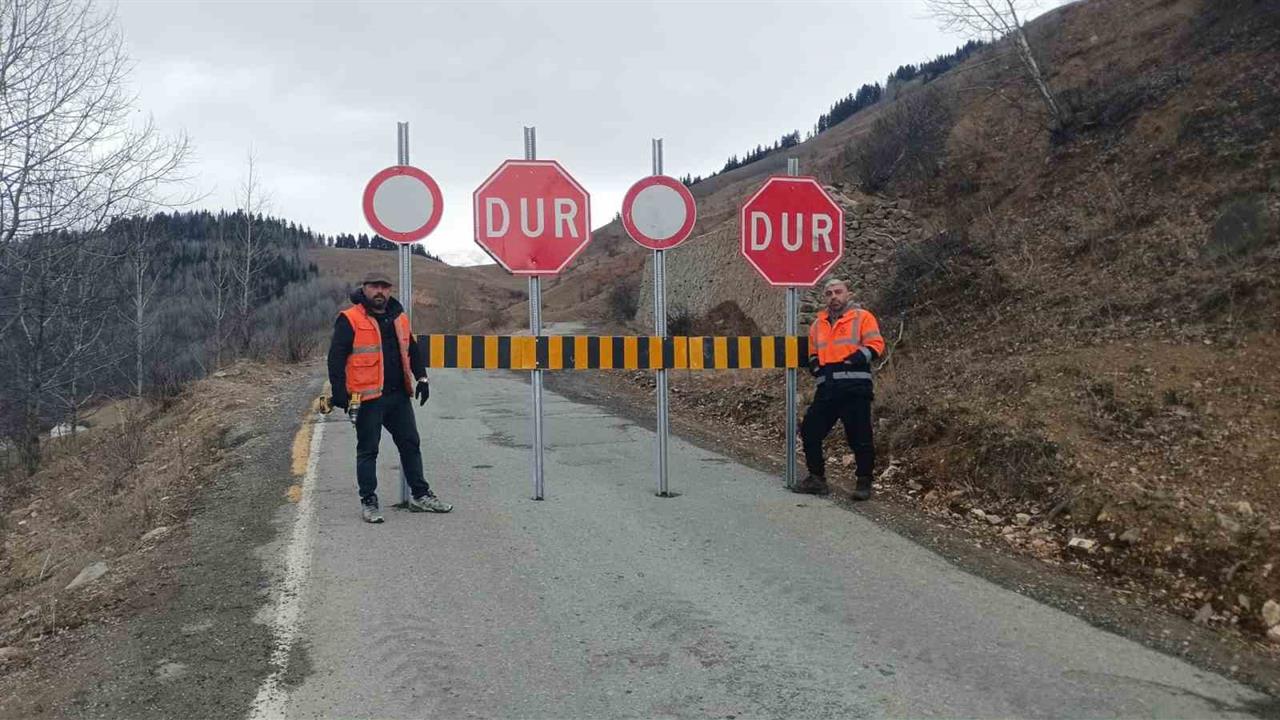 Artvin Ardanuç'ta Olumsuz Hava Şartları Nedeniyle Yol Kapatıldı