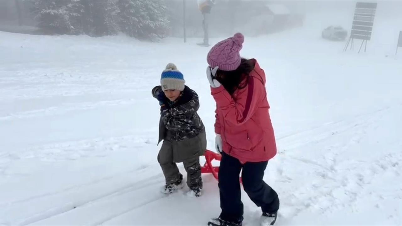 Kars Susuz'da Kar Eğlencesi Yaşanıyor, Çocuklar Kardan Adam Yapıyor