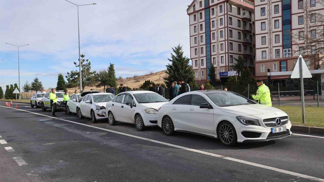 Nevşehir Merkez'de 4 Otomobilin Karıştığı Kazada 2 Kişi Yaralandı