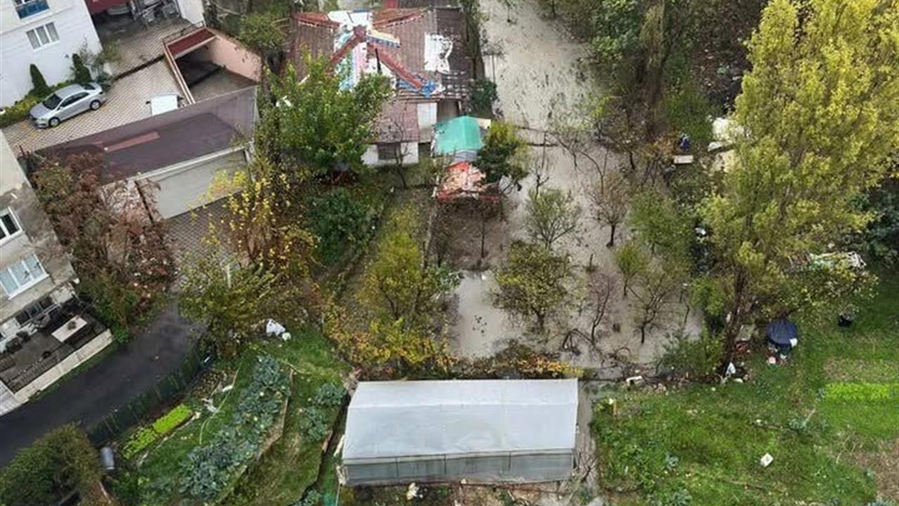 Küçükçekmece'de Bir Site Otoparkında Su Baskını Yaşandı