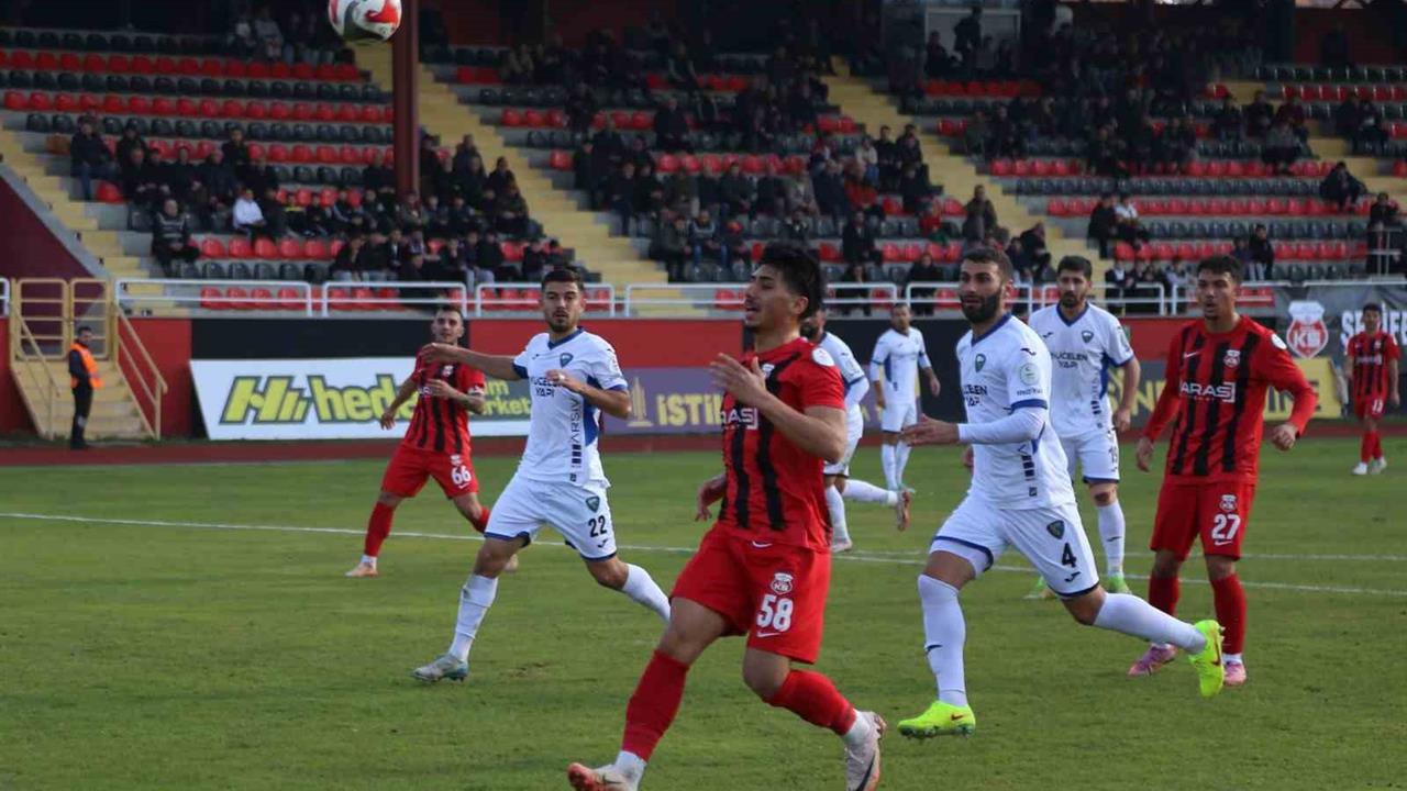 Kastamonu'da Kastamonuspor, Karacabey Belediyespor'u 2-1 mağlup etti.