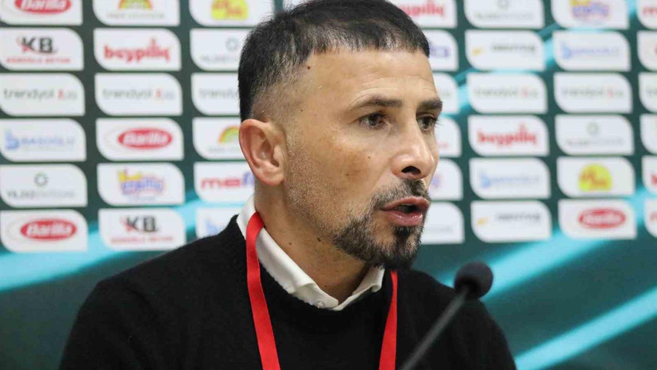 Boluspor Teknik Direktörü Ertuğrul Arslan, Erzurumspor ile oynanan maç sonrası oyuncularının performansından memnun kaldığını belirtti.