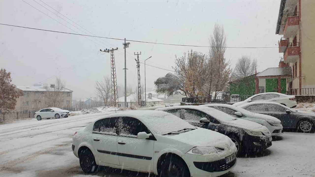 Van Başkale'de Sabah Saatlerinde Başlayan Kar Yağışı İlçeyi Beyaza Bürüdü