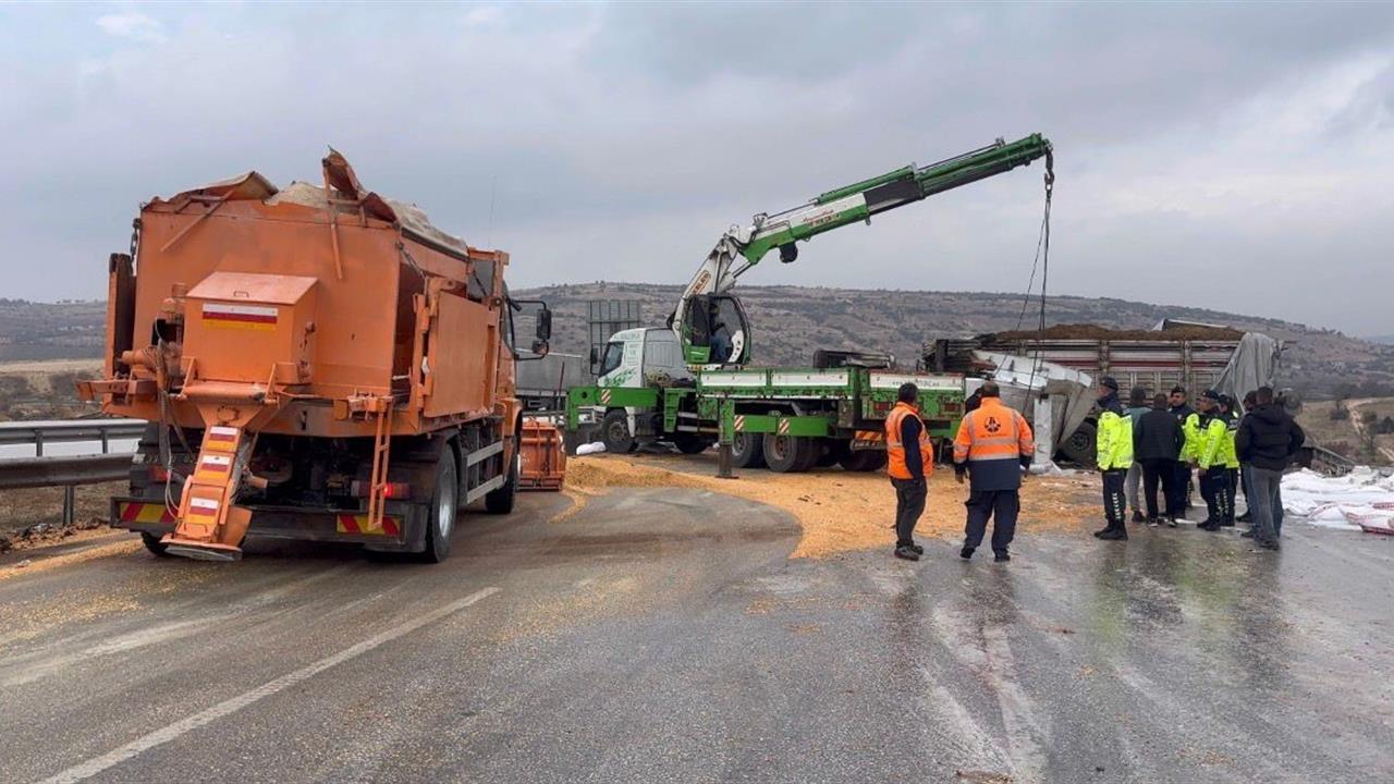 Gaziantep'te TAG Otoyolu'nda Yanan Tırlar Kaldırılarak Yol Tekrar Trafiğe Açıldı