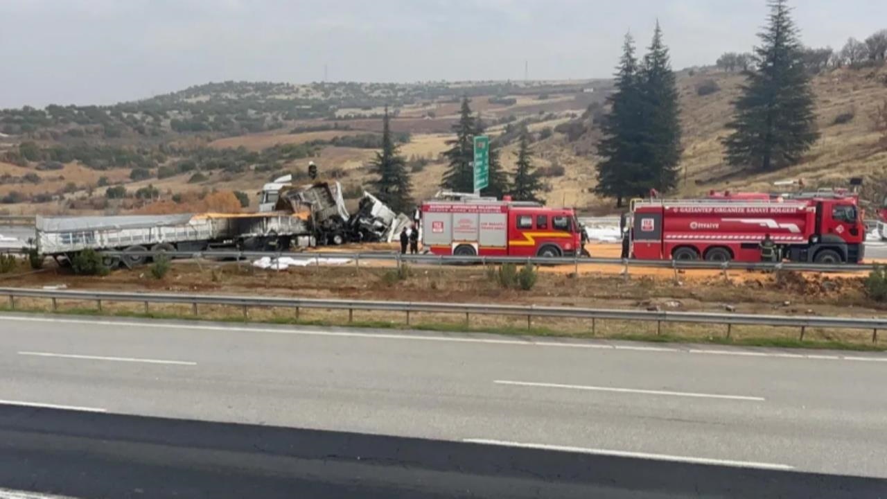 Tag Otoyolu’nda Yanan Tır’larda Son Durum: 3 TIR 4 Saatte Söndürüldü, Vinç Yardımıyla Akşam Saatlerinde Tır’lar Yoldan Anca Çekildi!