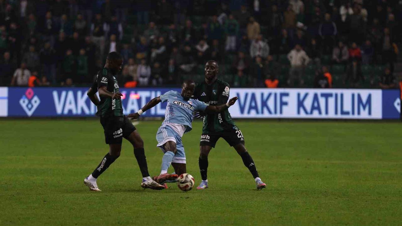 Kocaeli'de Kocaelispor ve Kasımpaşa Arasında Golsüz Beraberlik Sonucu Alındı