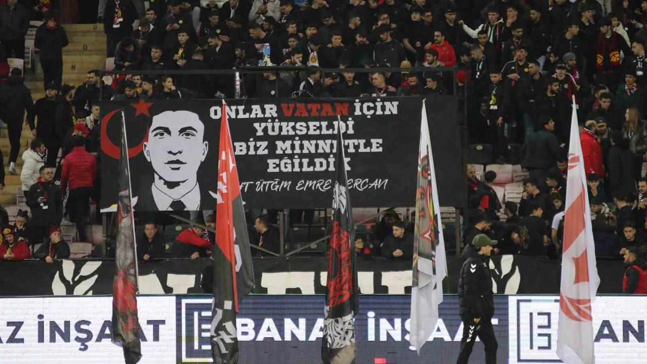 Eskişehirspor Taraftarları, Hava Şehidi Emre Mercan'ı Unutmadı.