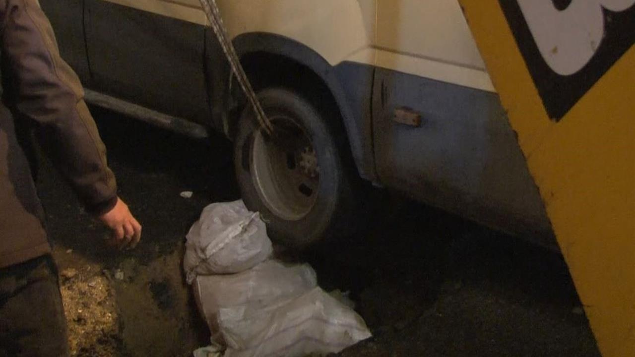 Küçükçekmece'de Yağmur Sonrası Çöken Yolda Minibüs Sıkıştı