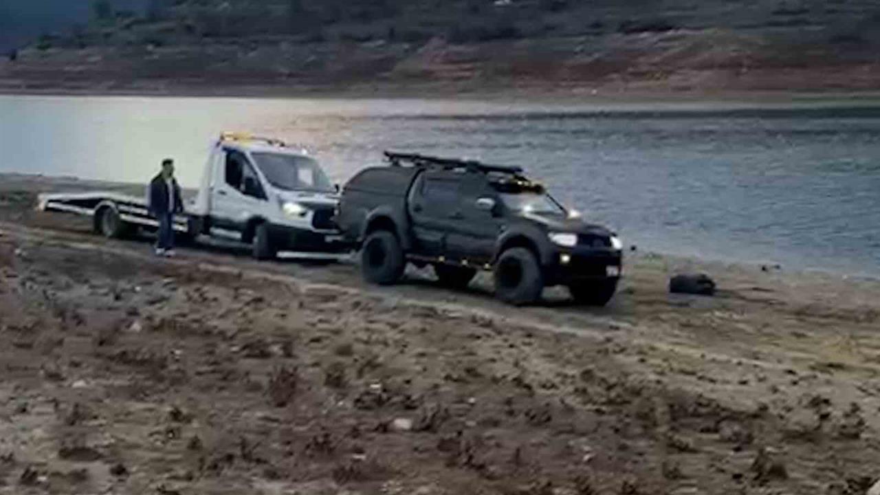 Bolu Gölköy'de Çamura Saplanan Oto Kurtarıcı, Pikap ile Kurtarıldı