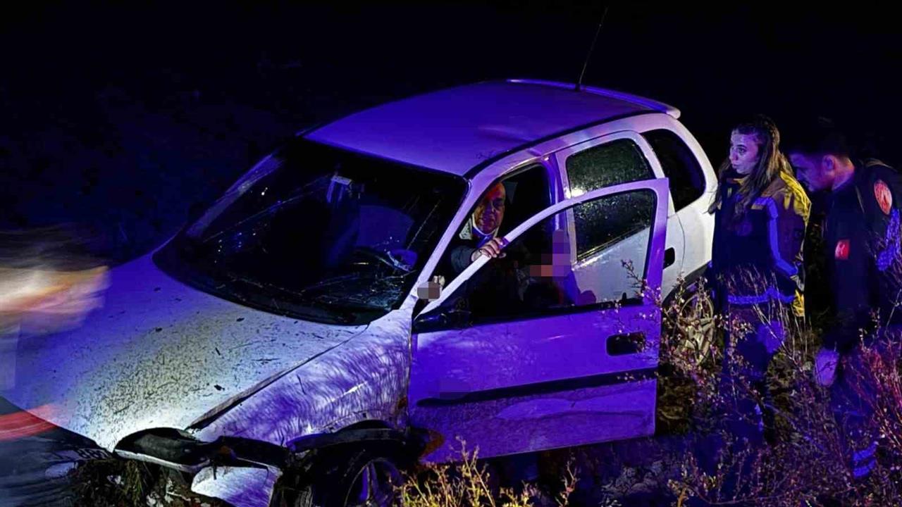 Sakarya Akyazı'da Kontrolden Çıkan Otomobil Tarlaya Uçtu, Sürücü Yaralandı
