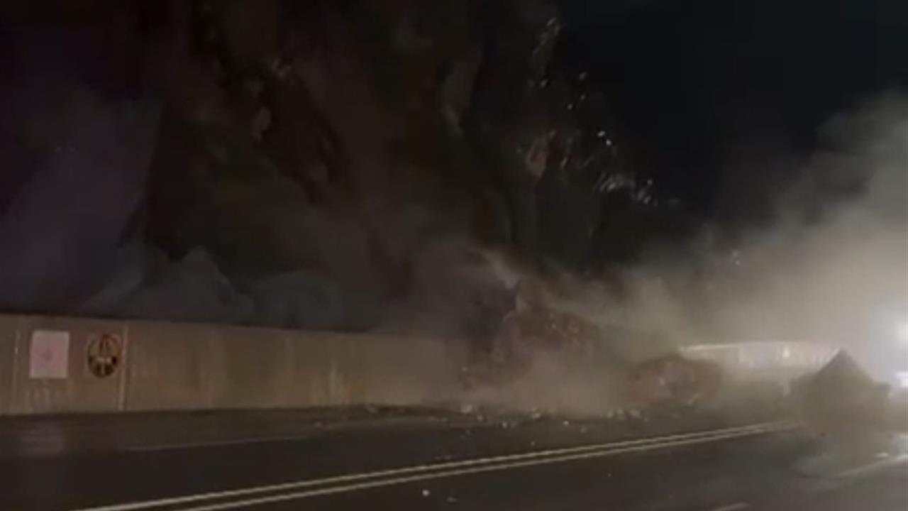 Hakkari Van Karayolu'nda Yaşanan Heyelan Sonrası Ekipler Mücadele Etti